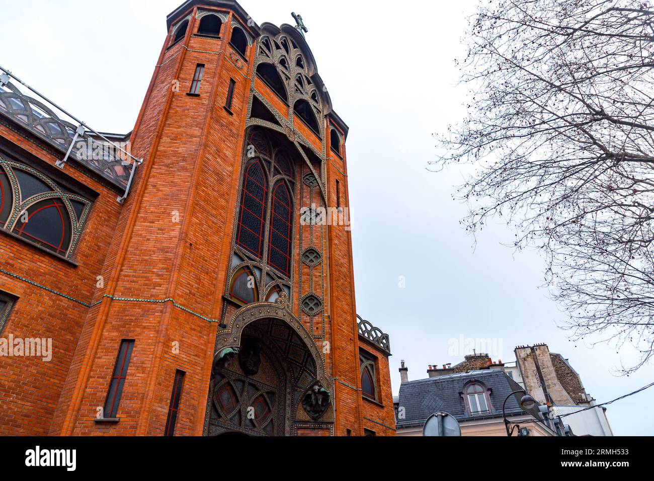 Saint-Jean de Montmartre ist eine römisch-katholische Pfarrkirche in der Rue des Abbesses im 18. Arrondissement von Paris. Stockfoto