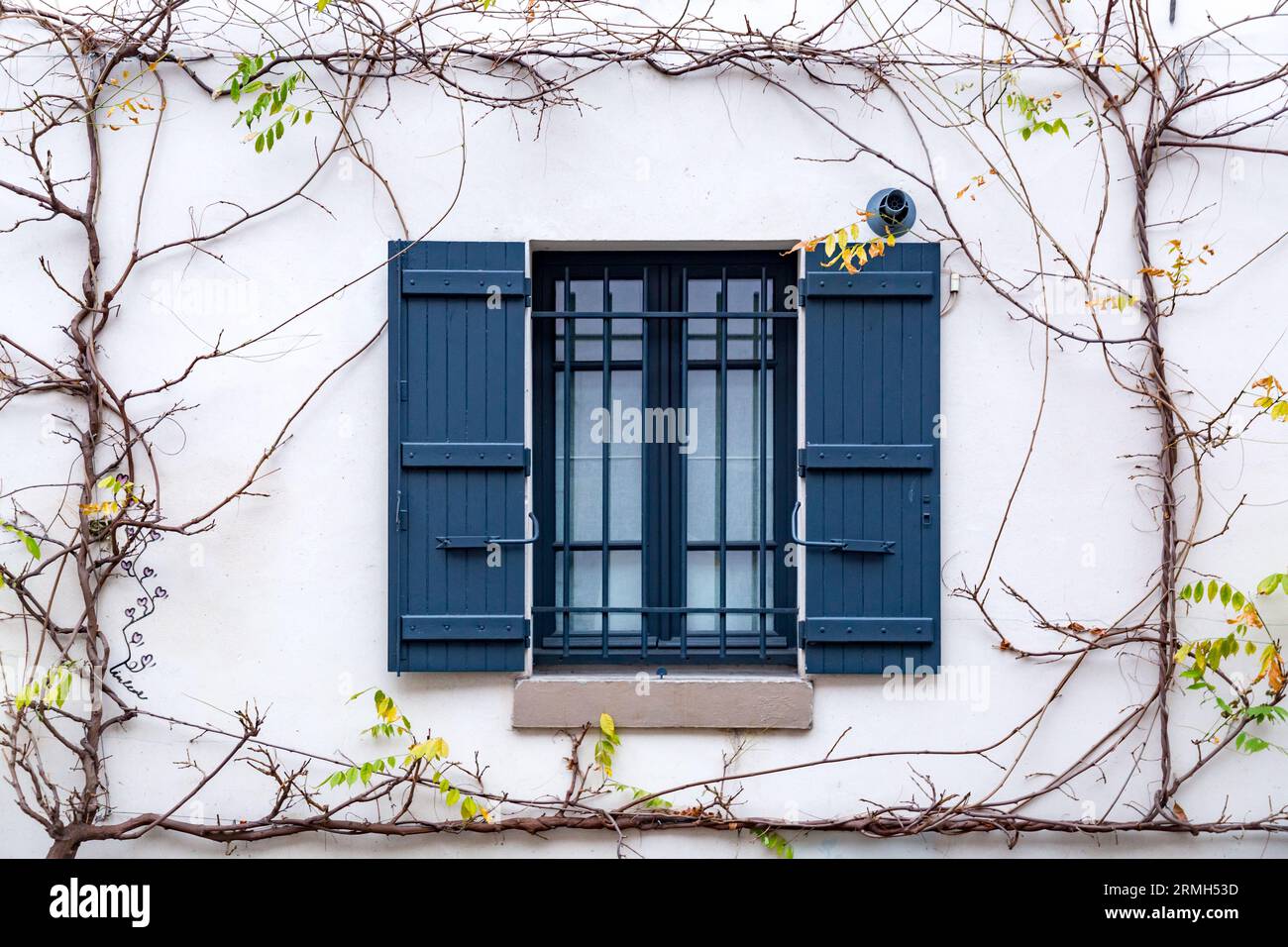 Fenster mit Holzläden, architektonische Details Stockfoto