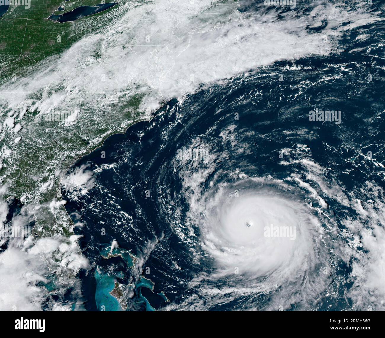 Miami, Usa. 28. August 2023. NOAA GEOS-East Satellitenbild, das den Hurrikan Franklin unten rechts zeigt, während er sich als Monster der Kategorie 4 über den Atlantik in Richtung Bermuda bewegt, 28. August 2023. Quelle: NESDIS/STAR/NOAA/Alamy Live News Stockfoto