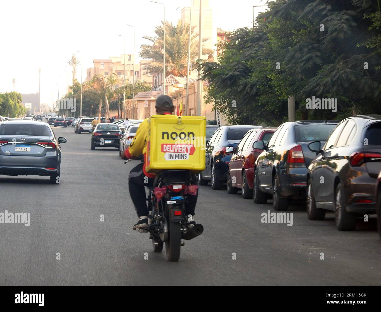 Kairo, Ägypten, 22. August 2023: 12:00 Uhr Motorradlieferservice auf der Straße für den Versand eines online gekauften Pakets, Noon ist ein Saudi-arabischer E-Commerc Stockfoto