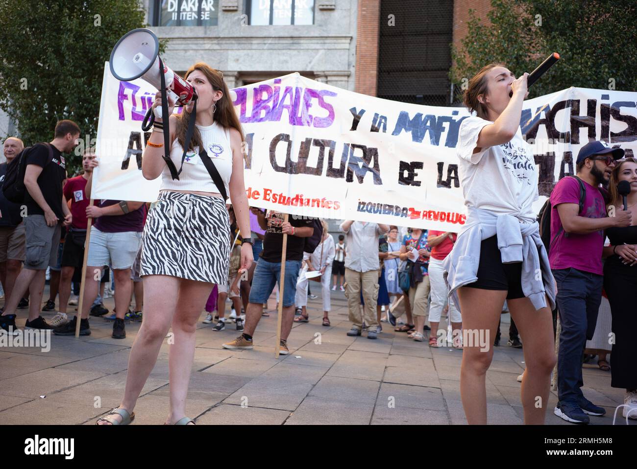 Dutzende von Menschen während einer Demonstration zur Unterstützung der Weltmeister, um einen Sport ohne sexistische Gewalt und den Rücktritt von Luis Rubia zu fordern Stockfoto