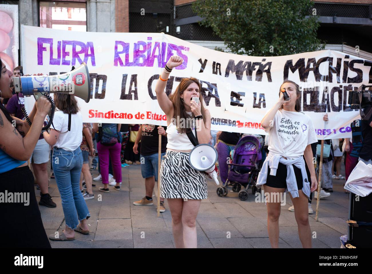 Dutzende von Menschen während einer Demonstration zur Unterstützung der Weltmeister, um einen Sport ohne sexistische Gewalt und den Rücktritt von Luis Rubia zu fordern Stockfoto
