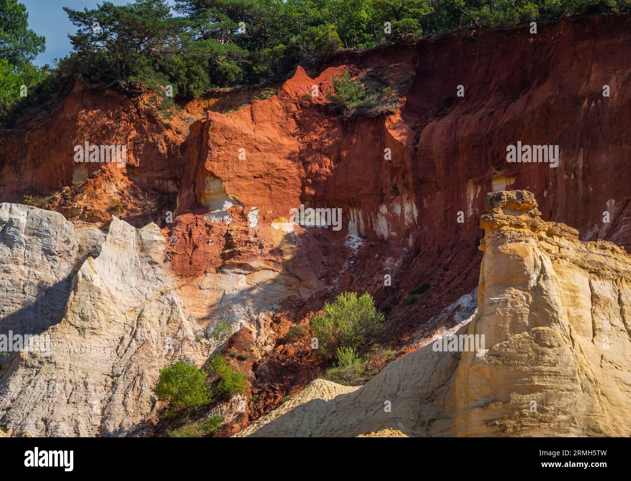 Bunte Felsformationen aus Ocker in der Colorado Provencal, Provence, Frankreich Stockfoto