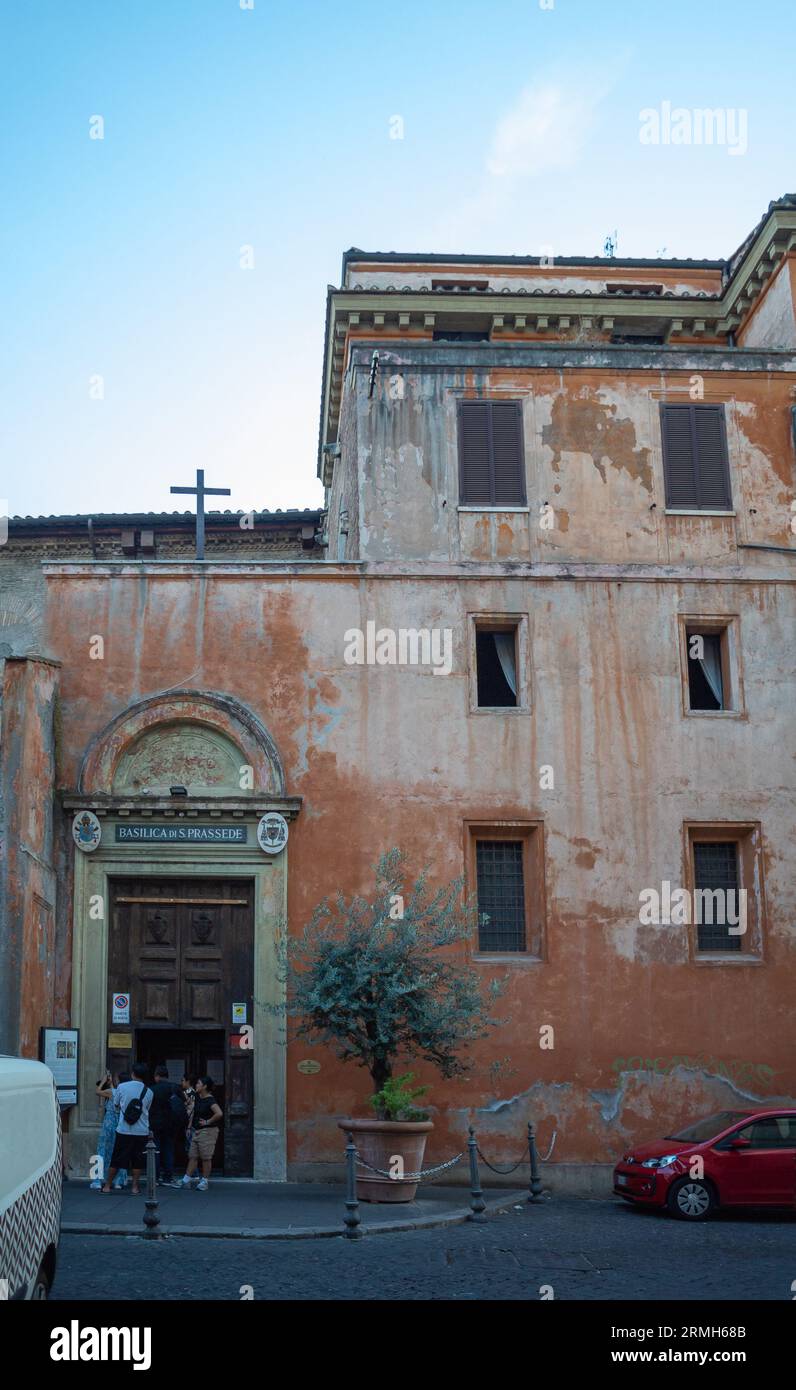 Rom, Latium, Italien, die Fassade von Santa Prassede all'Esquilino in Rom. Stockfoto