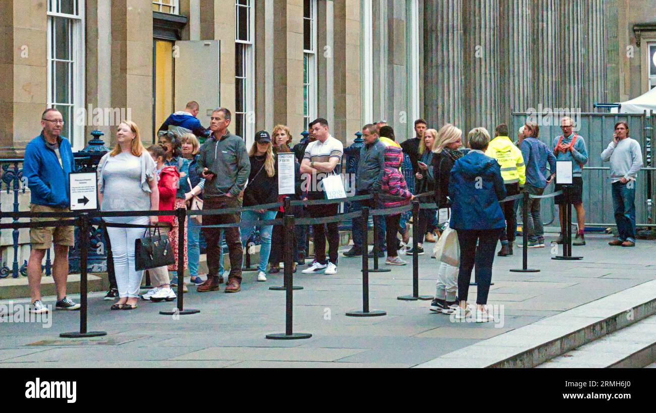 Glasgow, Schottland, Großbritannien. 28. August 2023. Die letzte Warteschlange bildet sich als Abschied von der Banksy - Ausstellung , die heute um 22 Uhr endet und sich zum Verlassen auflädt . Credit Gerard Ferry/Alamy Live News Stockfoto