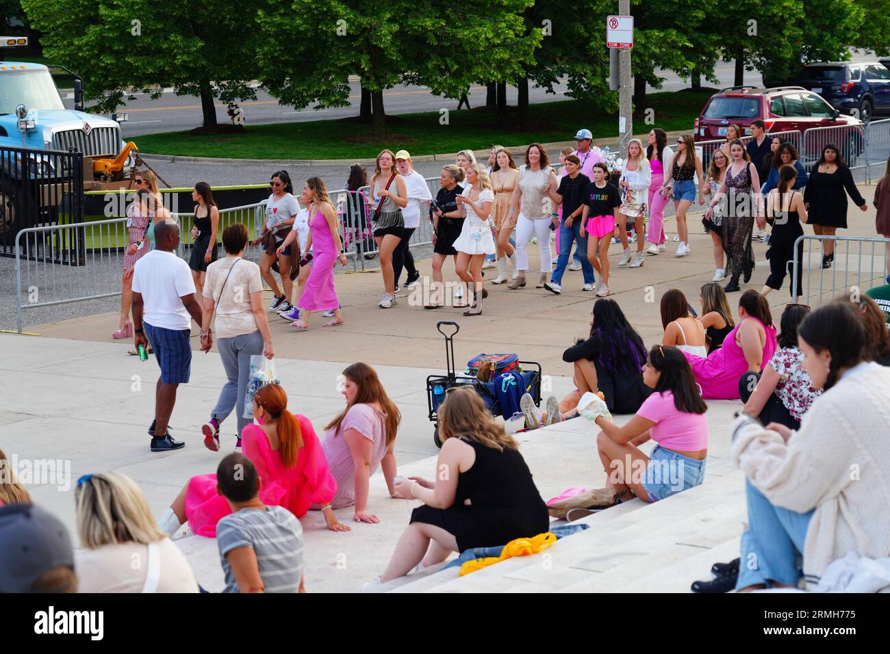CHICAGO, IL – 2. JUNI 2023 – Blick auf Swiftie-Fans, die sich für das Taylor Swift Eras Tour-Konzert vor dem Soldier Field in Chicago, Illinois, J verkleidet haben Stockfoto