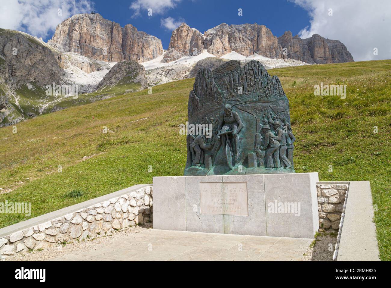 Gedenkstätte für Fausto Coppi im Pordoi Pass, Dolomiten, Italien. Stockfoto