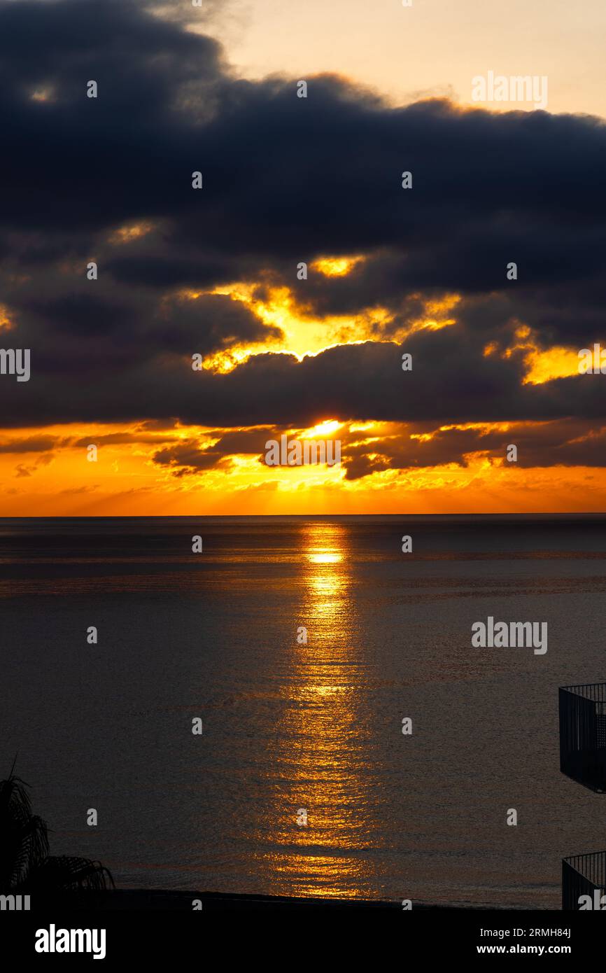 Sonnenaufgang über dem Meer bei S'Illot Stockfoto