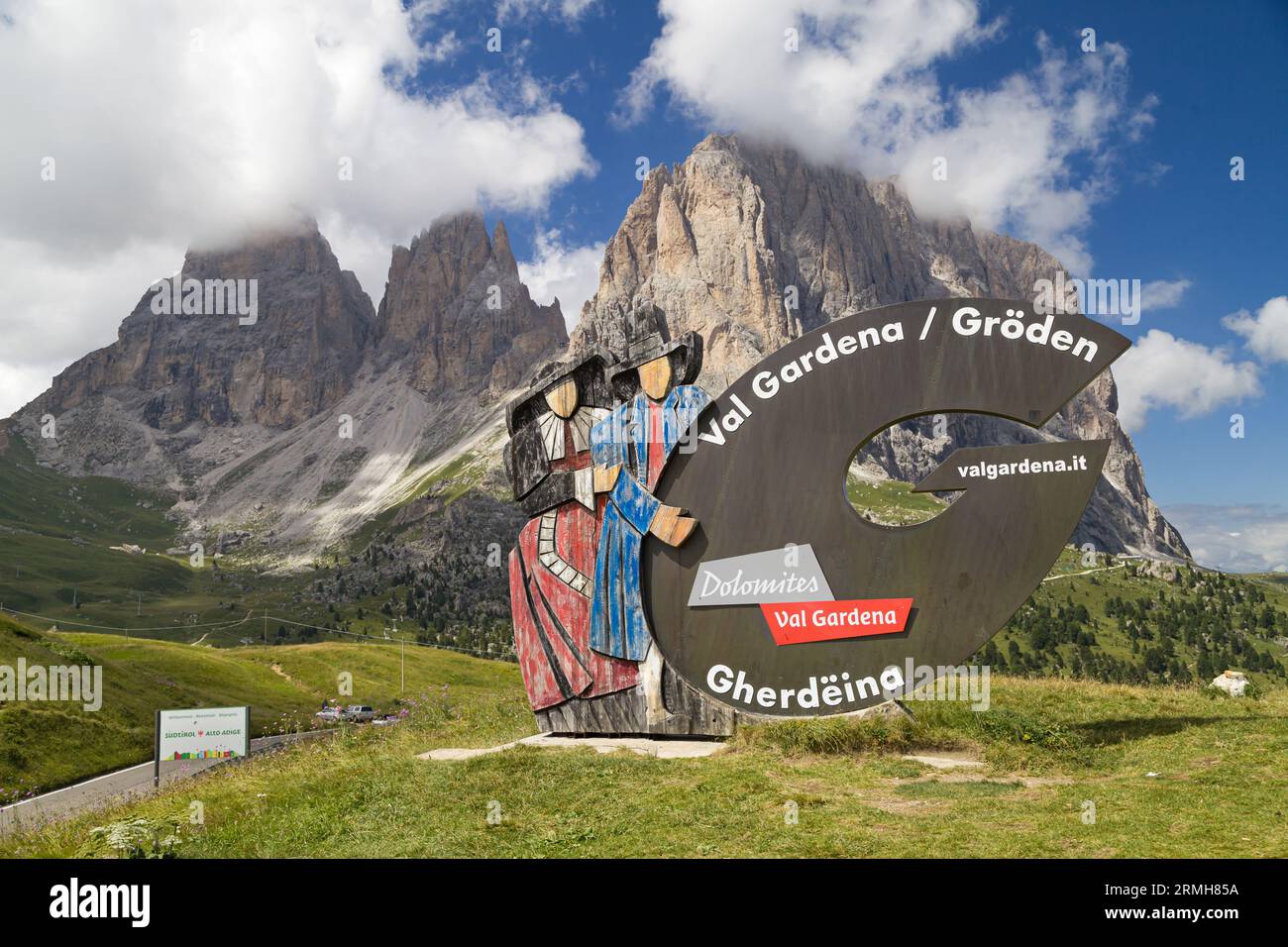 Sëlva, Italien - 19. August 2021: Schild „Val Gardena“ vor dem Sassolungo am Sellapass, Südtirol, Italien. Stockfoto