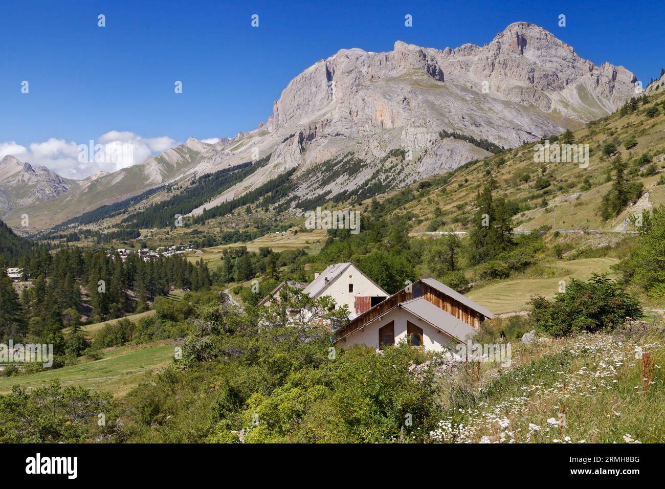 Cerces-Massiv und Tal der Guisane von Les Boussardes, Hautes-Alpes, Frankreich. Stockfoto