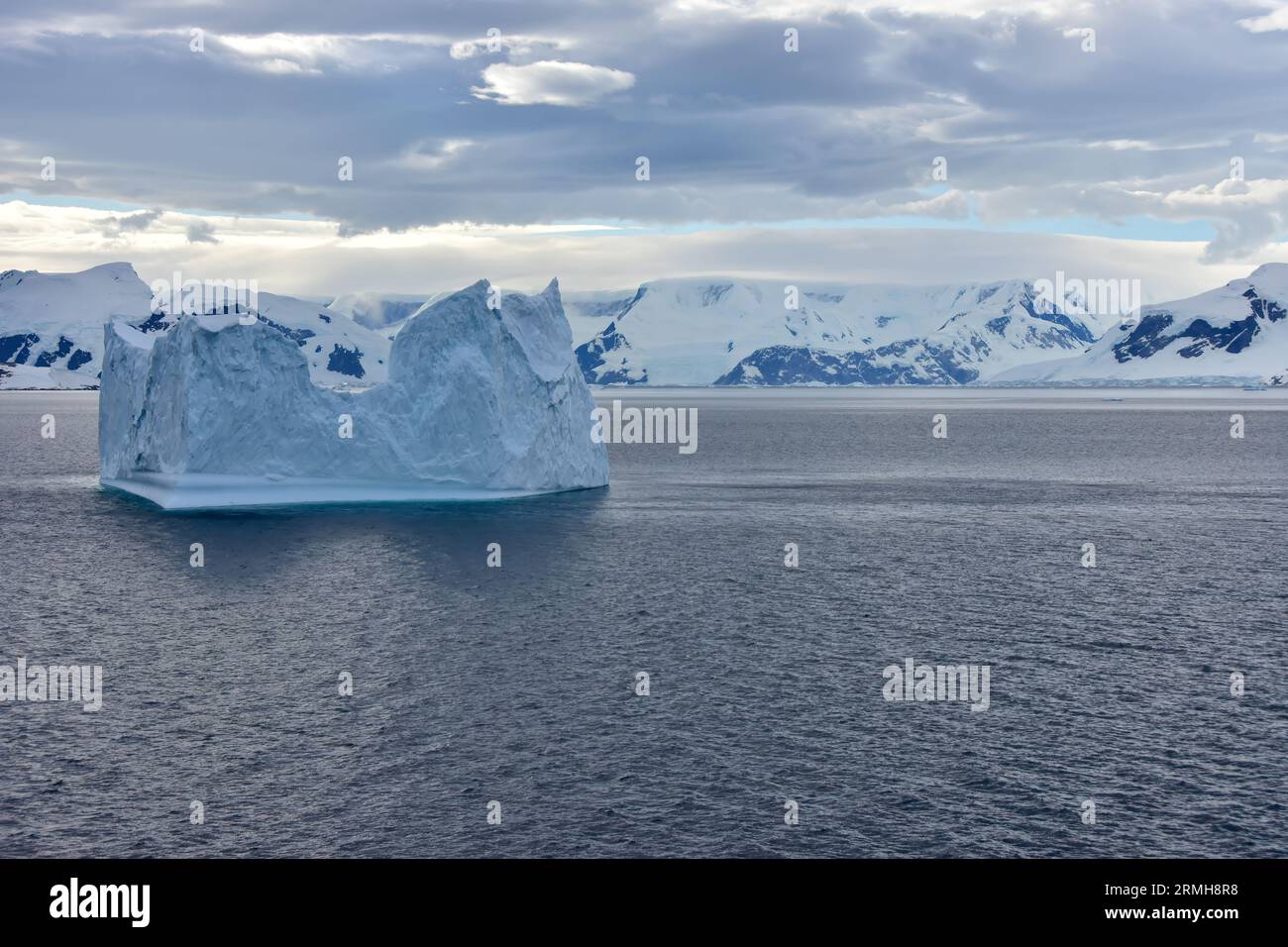 Ein blauer Eisberg in der Admiralty Bay, Antarktis. Stockfoto