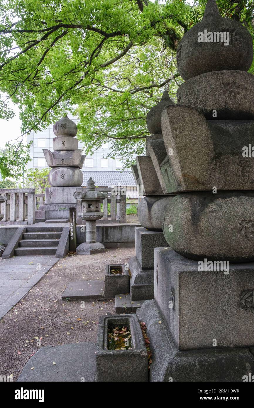 Japan, Fukuoka. Das Gelände des buddhistischen Tochoji-Tempels in Hakata. Gräber der Familie Kuroda, des zweiten Fürsten Tadayuki, des dritten Mitsuyuki und des achten Harutaka. Stockfoto