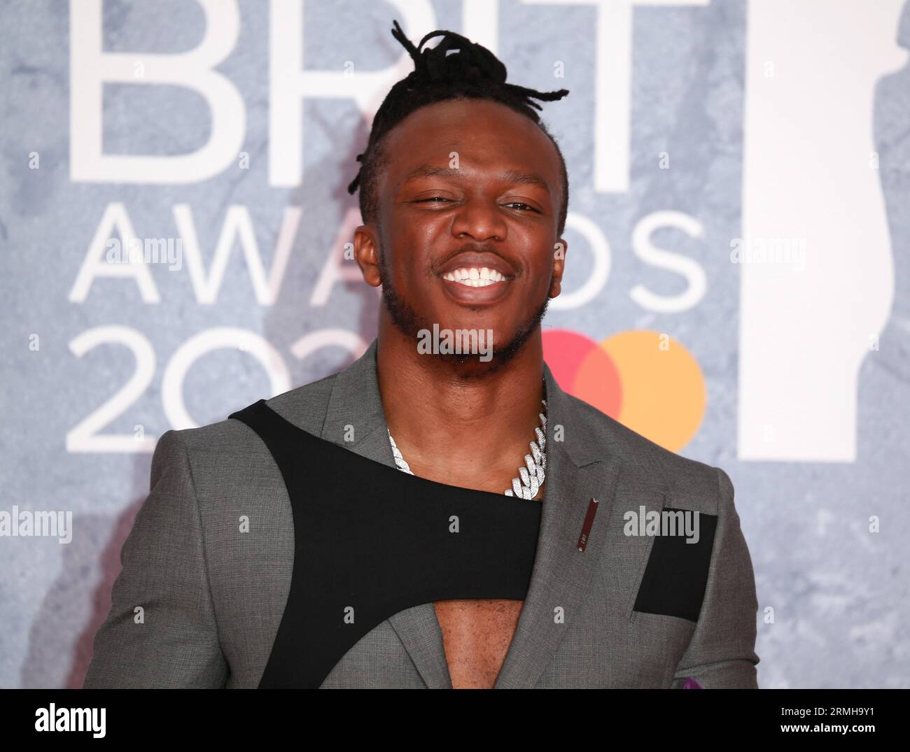 London, Großbritannien. Februar 2022. KSI nimmt an den BRIT Awards in der O2 Arena in London Teil. (Foto: Fred Duval/SOPA Images/SIPA USA) Credit: SIPA USA/Alamy Live News Stockfoto