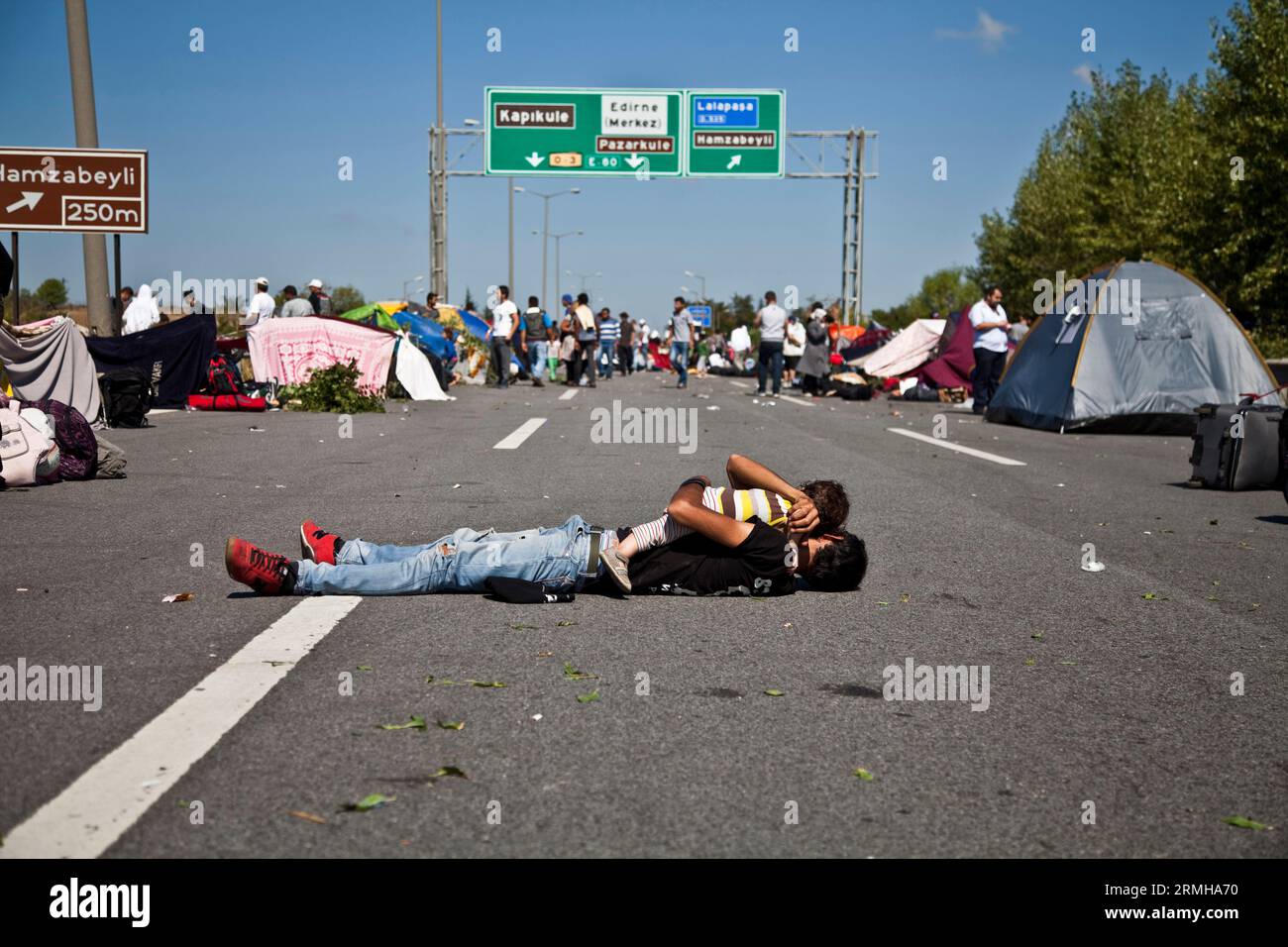 Der Campingplatz, der von Flüchtlingen auf der Autobahn errichtet wurde und nach der Entscheidung der türkischen Regierung, die Grenztore nach Europa zu öffnen, an die Grenze floh. Stockfoto