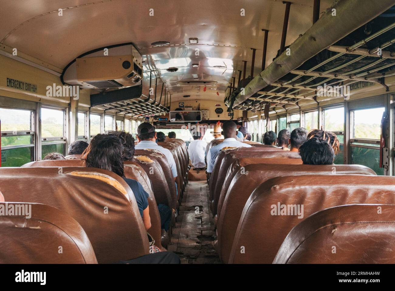 Das Innere eines Intercity-Busses in Belize Stockfoto