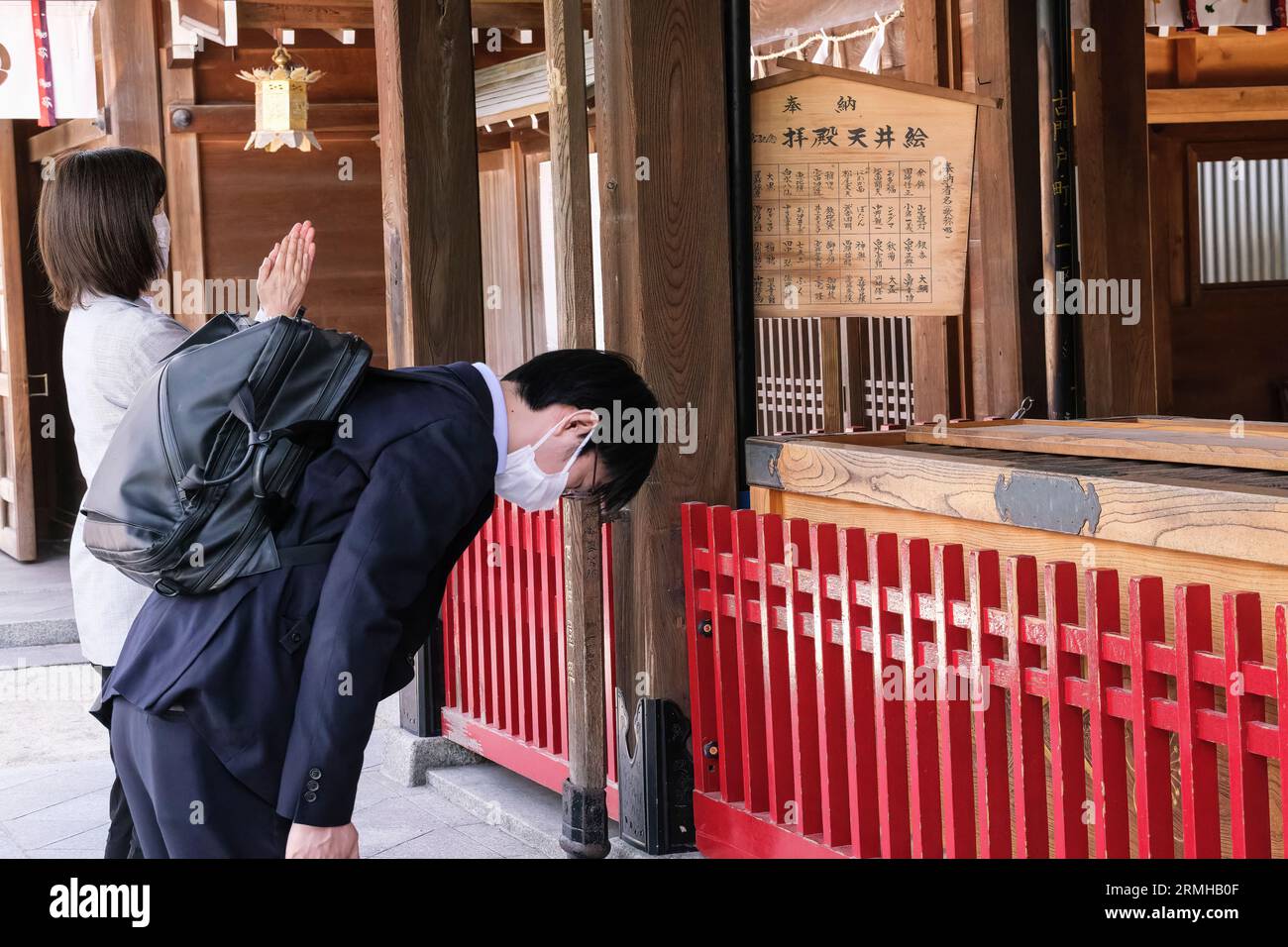 Japan, Kyushu, Fukuoka, Hakata. Anbeter betet im Kushida Shinto-Schrein Stockfoto