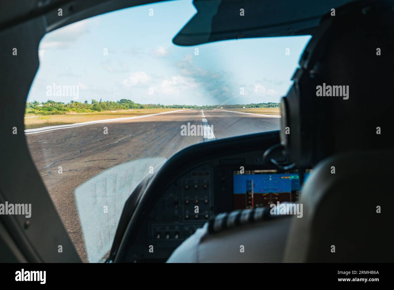 Blick auf die Landebahn durch die Windschutzscheibe am Philip S.W. Goldson International Airport, Belize City, Belize Stockfoto
