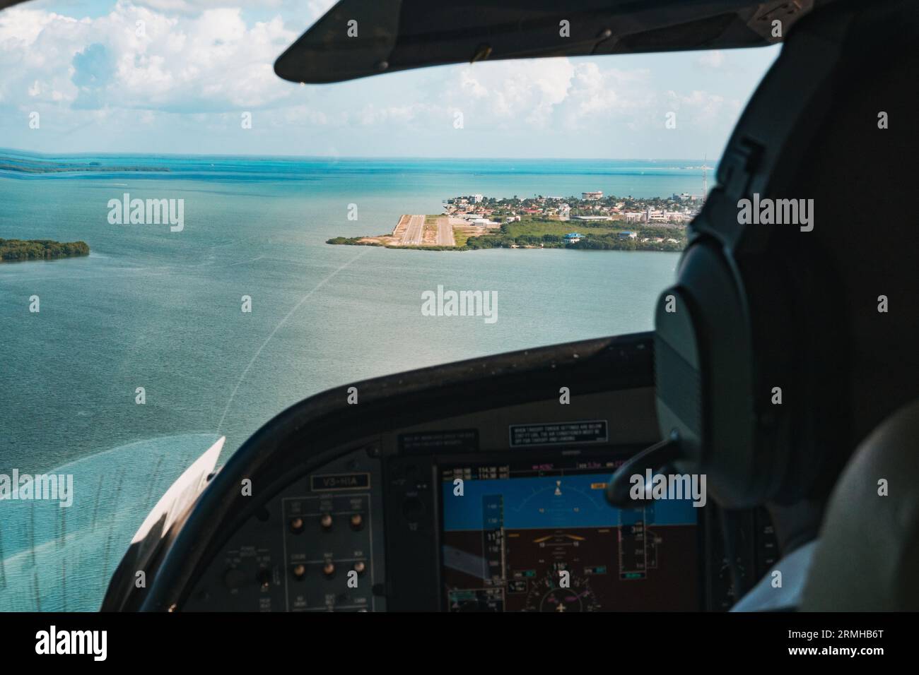 Blick über die Schulter des Piloten landet am Sir Barry Bowen Municipal Airport, Belize City, Belize Stockfoto