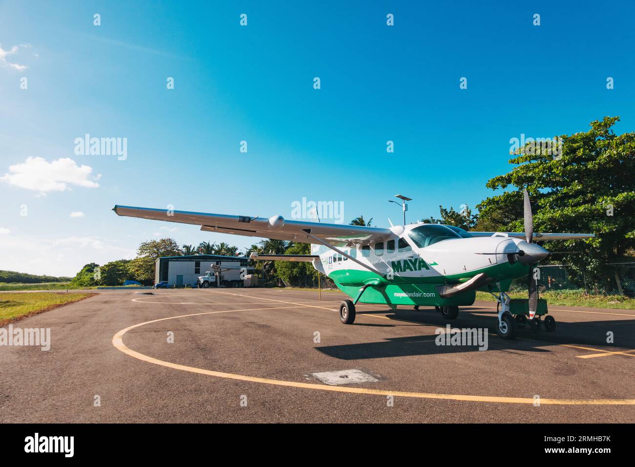 Ein Cessna Caravan wartet an einem klaren, sonnigen Tag am Flughafen Caye Caulker in Belize auf Passagiere Stockfoto