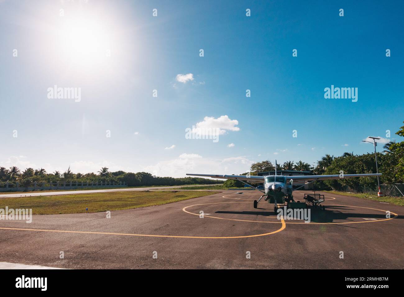 Ein Cessna Caravan wartet an einem klaren, sonnigen Tag am Flughafen Caye Caulker in Belize auf Passagiere Stockfoto