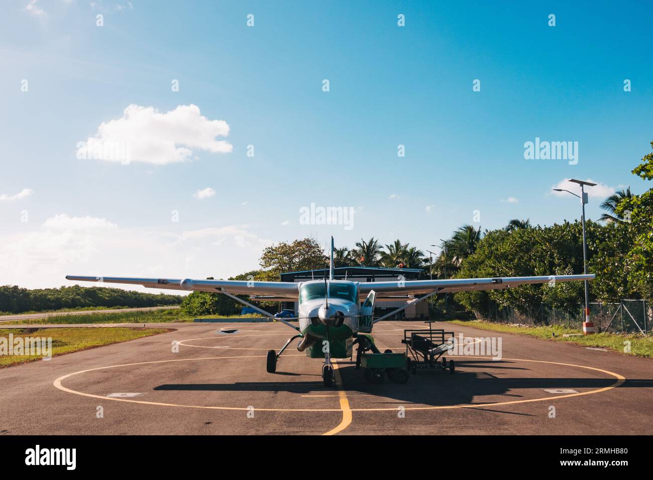 Ein Cessna Caravan wartet an einem klaren, sonnigen Tag am Flughafen Caye Caulker in Belize auf Passagiere Stockfoto