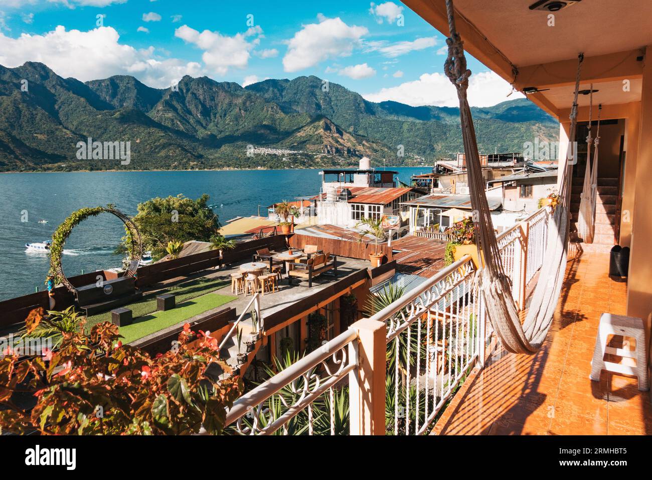 Blick von einem Hotelbalkon in der Stadt San Pedro am Ufer des Atitlan-Sees, Guatemala. Ein großer Kranz dient als Fotoprop Stockfoto