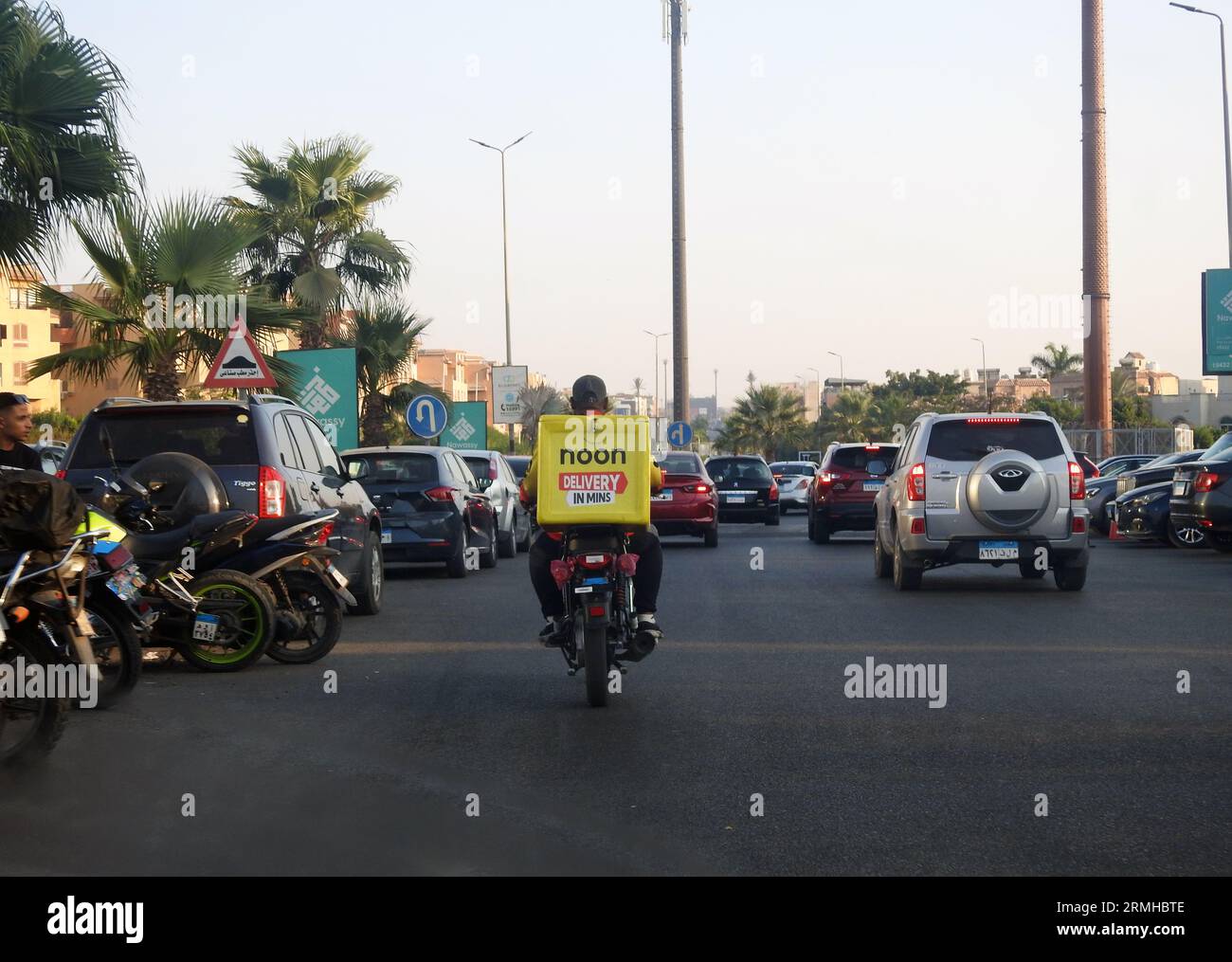 Kairo, Ägypten, 22. August 2023: 12:00 Uhr Motorradlieferservice auf der Straße für den Versand eines online gekauften Pakets, Noon ist ein Saudi-arabischer E-Commerc Stockfoto