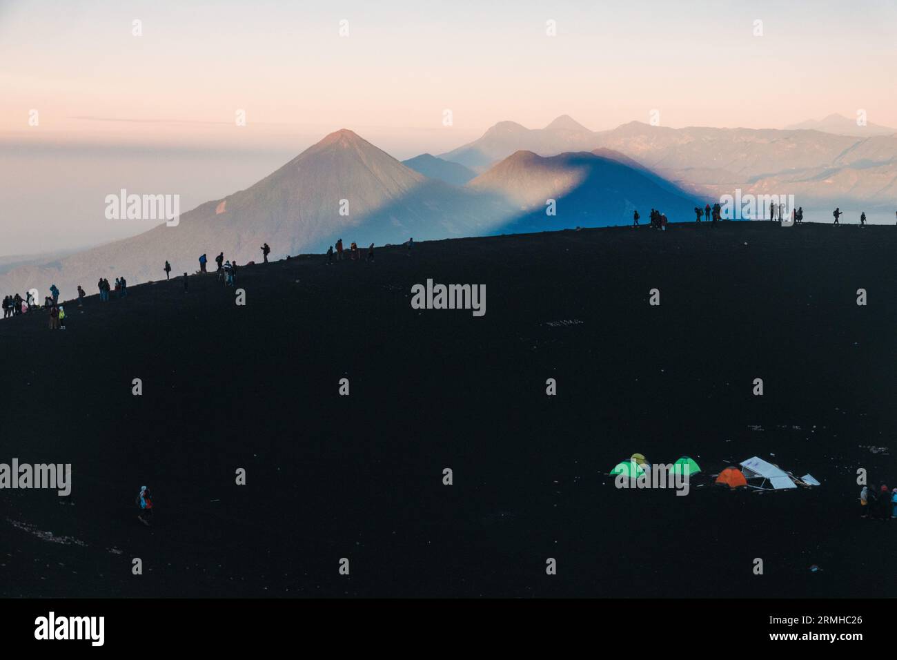 Silhouetten und Schatten von Wanderern und Zelten im Acatenango Vulkankrater, Guatemala Stockfoto