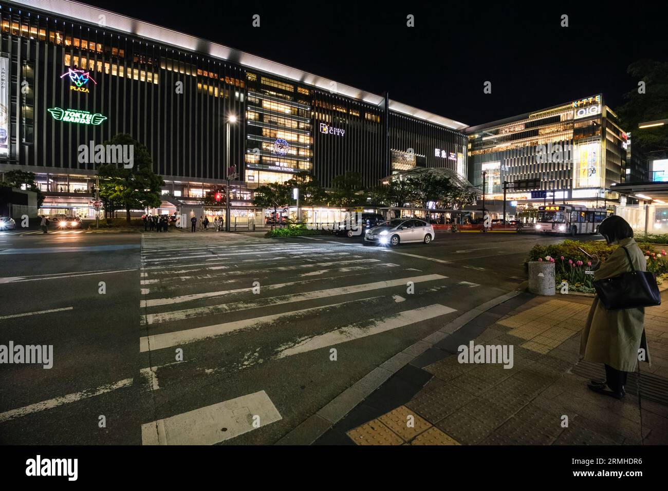 Japan, Fukuoka. Bahnhof Hakata und Einkaufszentrum bei Nacht. Stockfoto