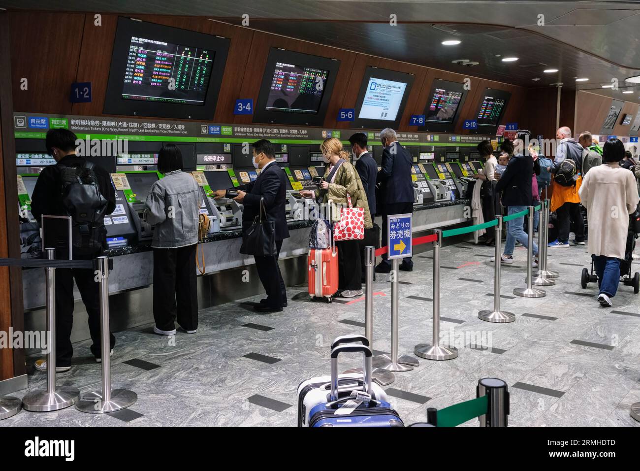 Japan, Fukuoka. Bahnhof Hakata, Fahrkartenautomaten. Stockfoto