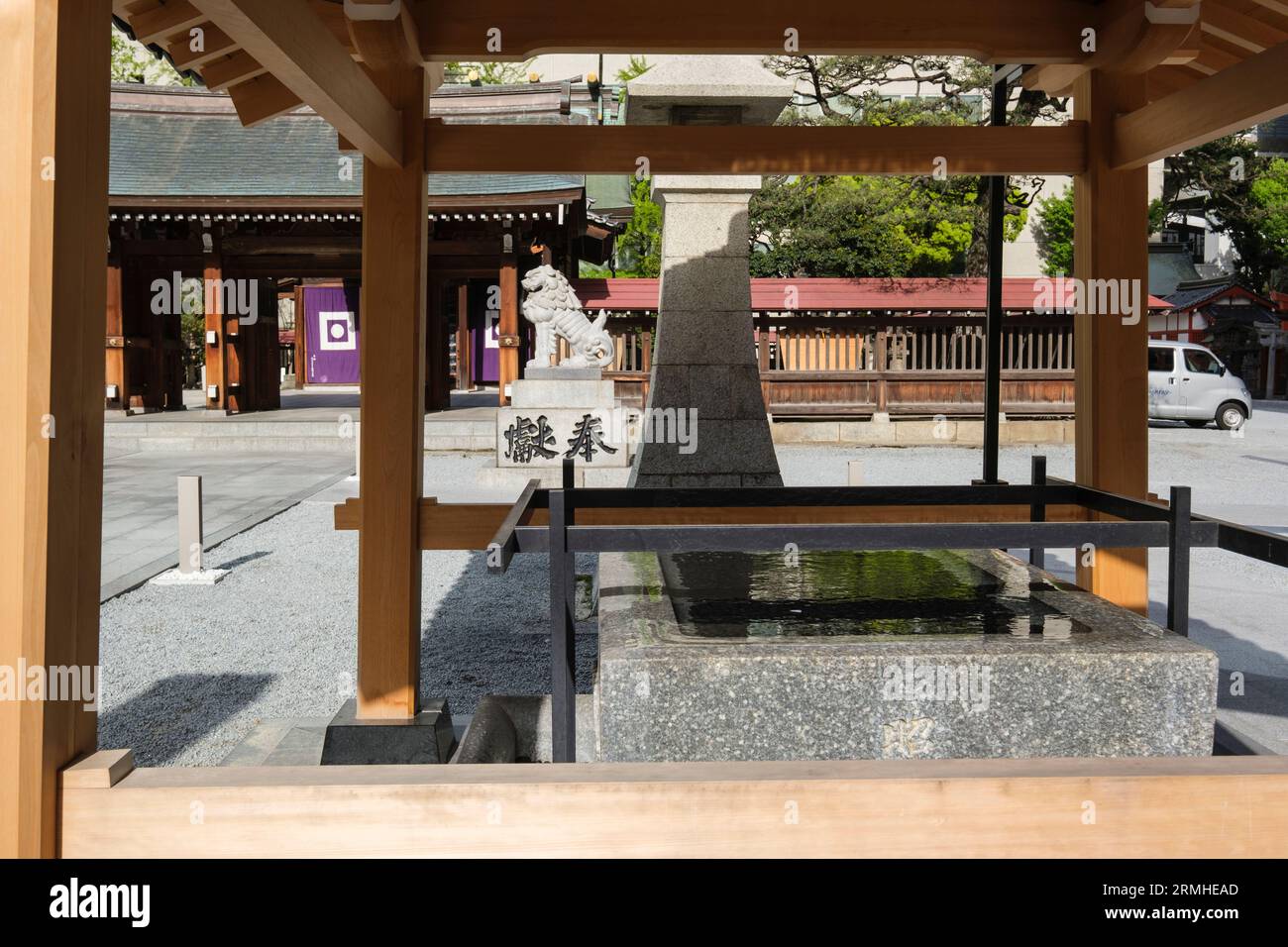 Japan, Fukuoka. Kego-Shinto-Schrein. Brunnen für rituelle Ablutionen, bevor er sich dem Schrein nähert. Stockfoto