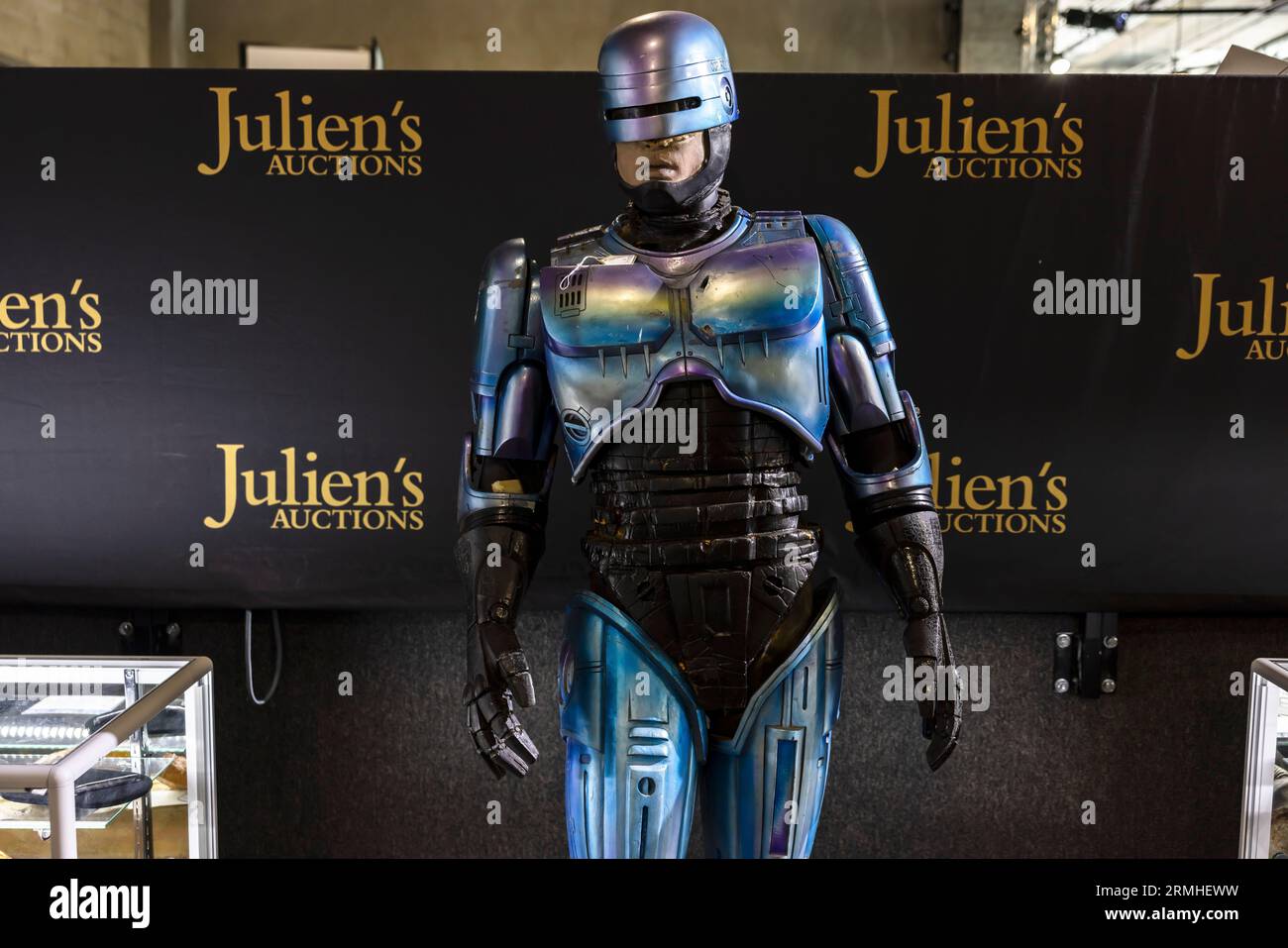 Beverly Hills, USA. 28. August 2023. Juliens Auktionen und Turner Classic Movies präsentieren „LEGENDS: HOLLYWOOD AND ROYALTY“ Auction. Verschiedene Erinnerungsstücke aus Hollywood-Filmen und Fernsehsendungen sollen versteigert werden. Robocop-Requisite. 28/2023 Beverly Hills, CA., USA (Foto: Ted Soqui/SIPA Photo USA) Credit: SIPA USA/Alamy Live News Stockfoto