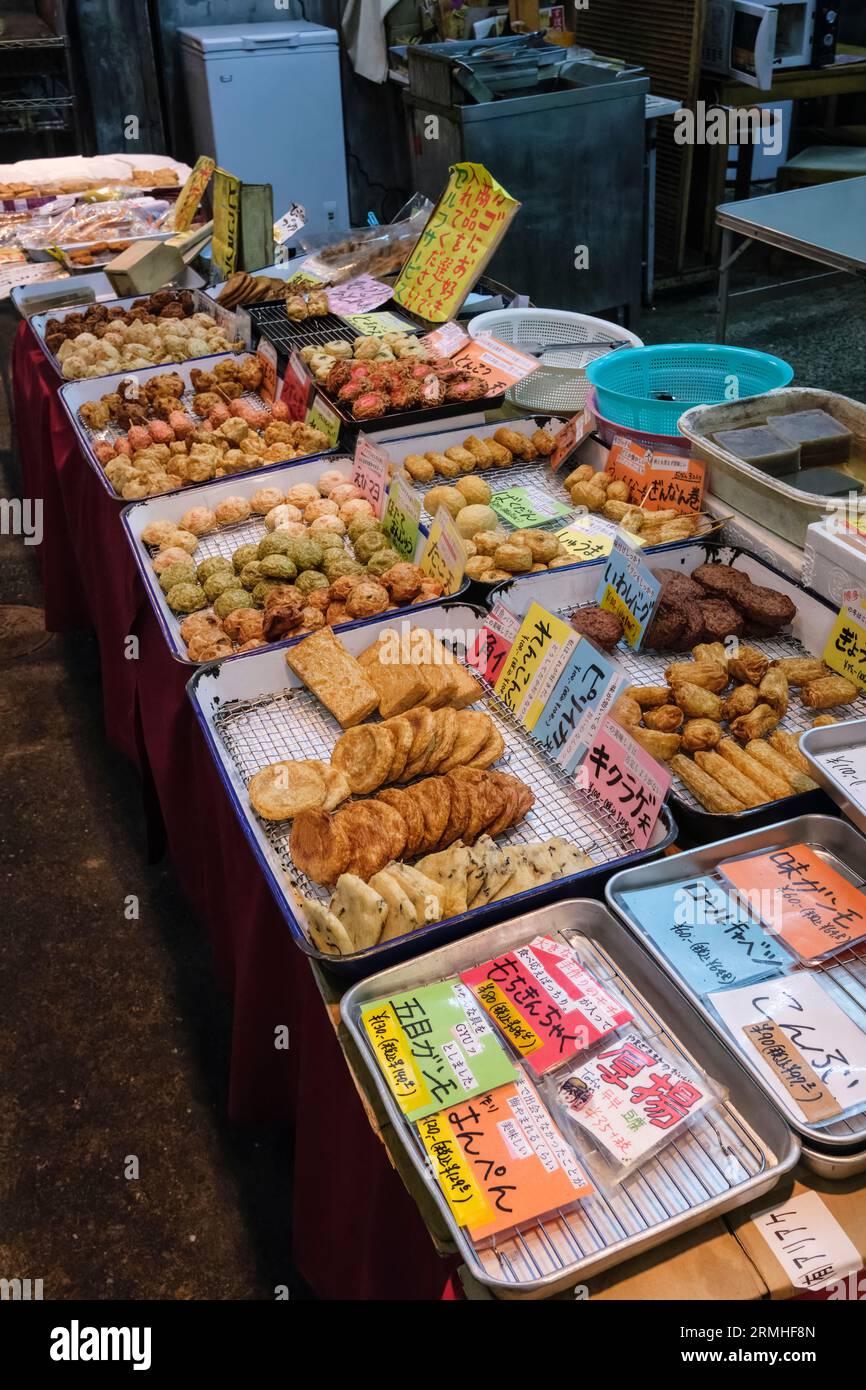 Japan, Fukuoka, Hakata. Yanagibashi Markt, Gebäck und gebratene Speisen. Stockfoto