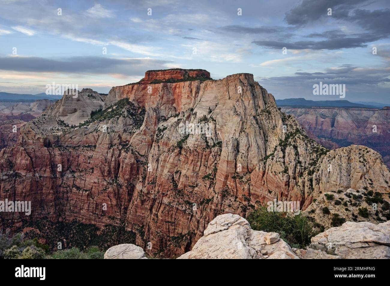 Westtempel vom Mount Kinesava bei Sonnenuntergang im Zion-Nationalpark Stockfoto