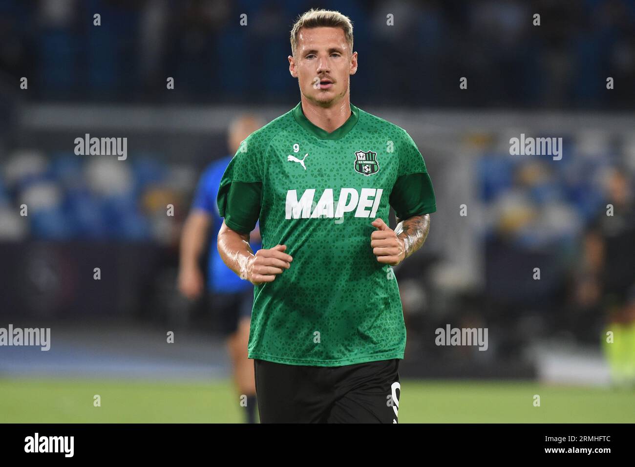 Neapel, Italien. 27. August 2023. Andrea Pinamonti von US Sassuolo erwärmt sich vor dem Spiel der Serie A zwischen SSC Napoli und US Sassuolo Calcio im Stadio die Stockfoto