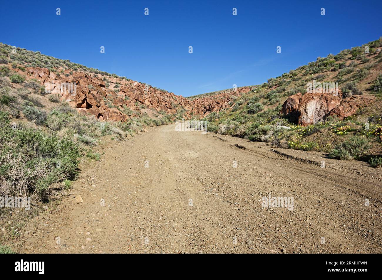 Die Chidago Canyon Road ist eine ländliche Schotterstraße, die einen Wüstenschlucht in den vulkanischen tablelands im Osten Kaliforniens hinauf führt Stockfoto