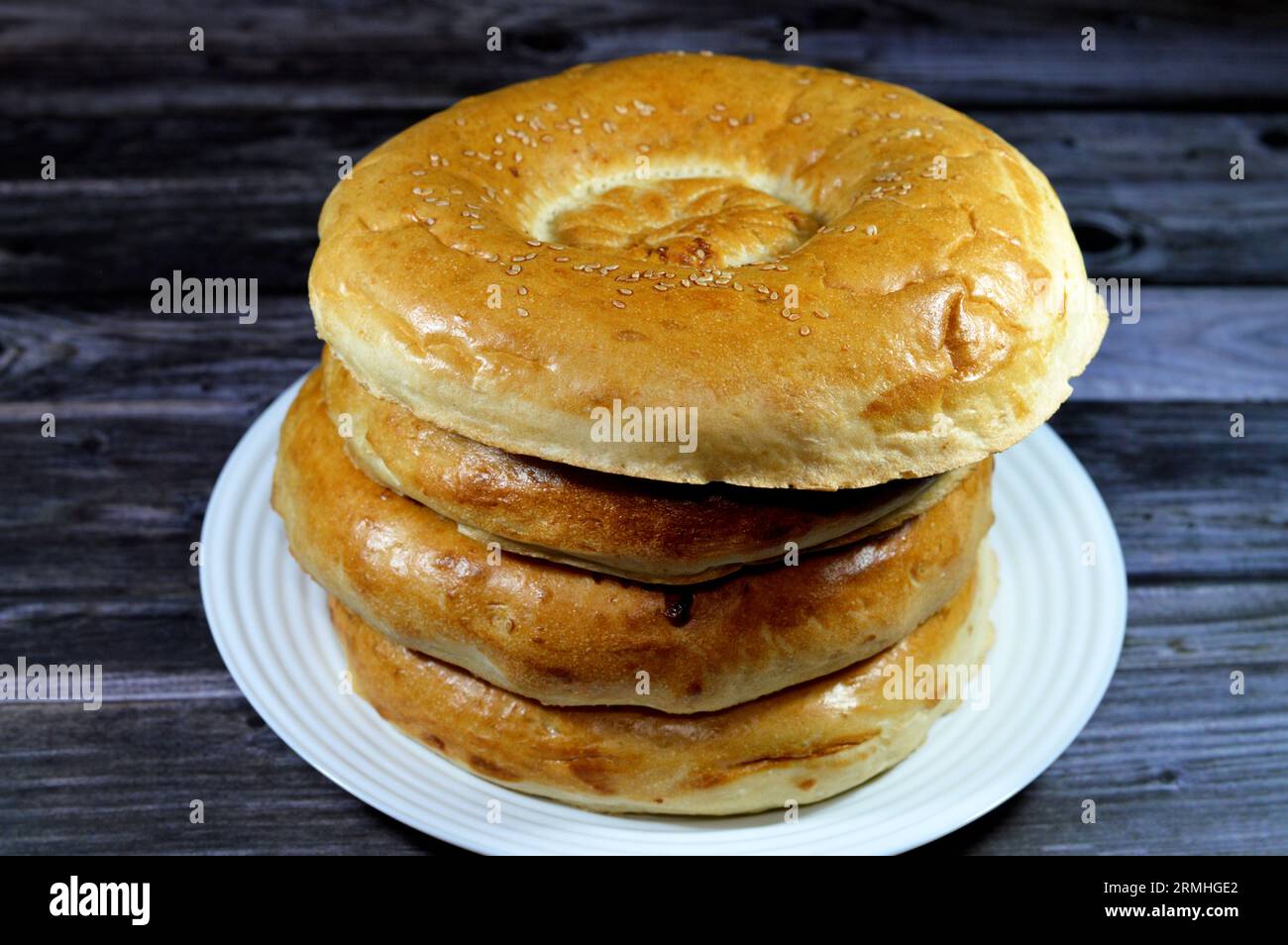 Tandyr nan usbekisches Brot, eine Art zentralasiatisches Brot, das oft mit Stempelmustern auf den Teig mit einem Brotstempel verziert wird, der als Chekich al bekannt ist Stockfoto