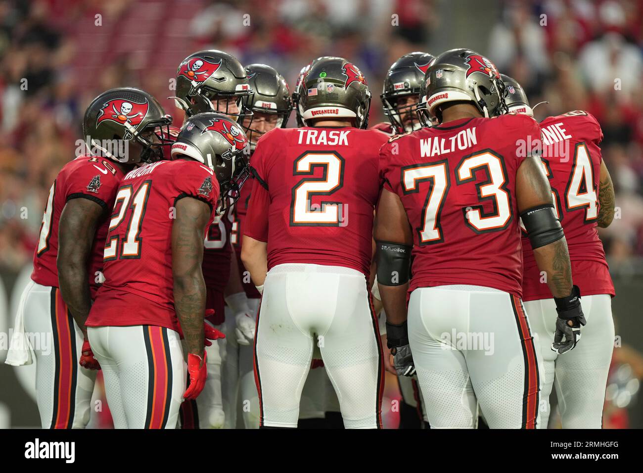 Tampa Bay Buccaneers quarterback Kyle Trask (2) calls the play in the huddle during an NFL preseason football game against the Baltimore Ravens, Saturday, Aug. 26, 2023, in Tampa, Fla. (AP Photo/Peter Joneleit) Stockfoto