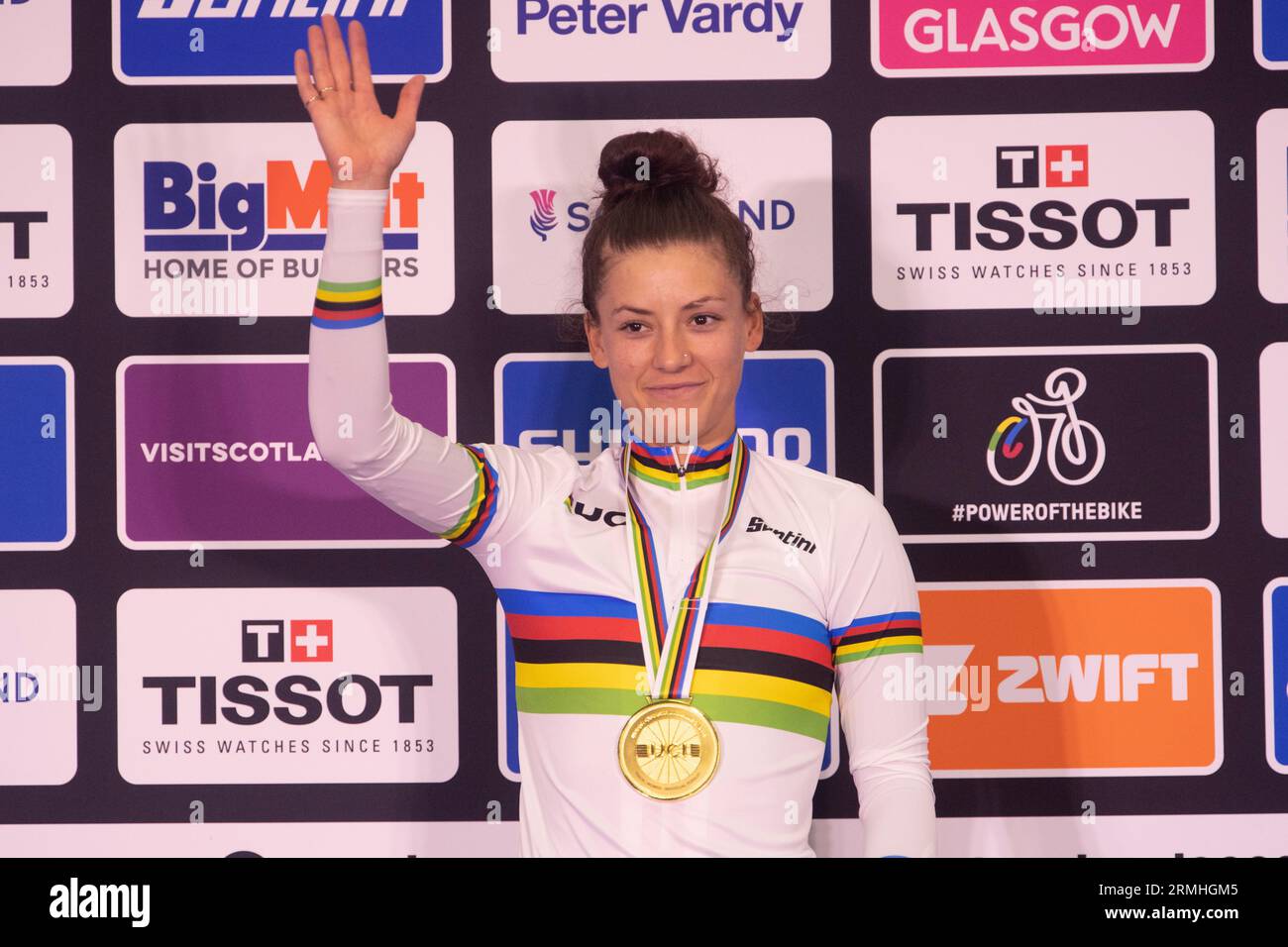 American Chloe Dygert auf dem Podium, nachdem er bei den UCI Track World Championships 2023 die Weltmeisterschaft in der Einzeljagd der Frauen gewonnen hatte. Stockfoto