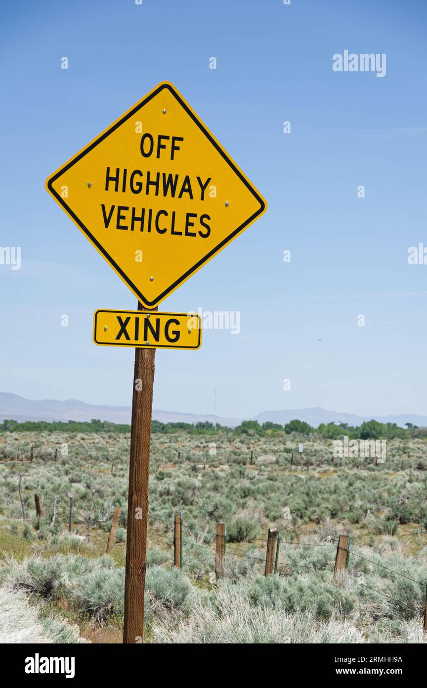 Geländefahrzeuge überqueren das Schild im Owens Valley of California Stockfoto