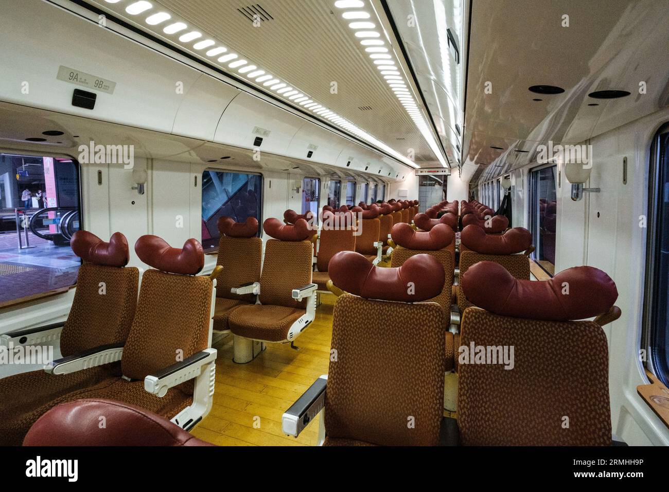 Japan, Fukuoka, Hakata. Innenraum des Personenwagens der Kyushu Railway. Stockfoto