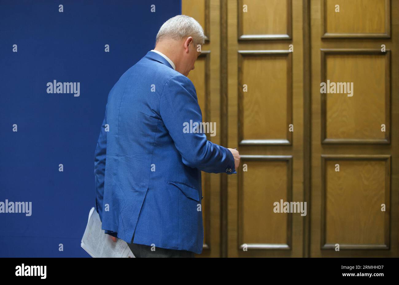 Bukarest, Rumänien. 28. August 2023: Catalin Predoiu, Innenminister, geht nach der Vorstellung der Schlussfolgerungen der Kontrollbehörde des ministeriums zum Autounfall im Badeort 2. Mai, in dem ein junger Mann, angeblich unter Drogen gesetzt, in eine Gruppe von 8 Studenten im Urlaub gefahren ist und zwei getötet hat. Der Fahrer Vlad Pascu, 19 Jahre alt, floh nach dem Unfall, wenige Stunden später wurde er erwischt und mit einem Cocktail aus 6 Substanzen, einschließlich Kokain, unter Drogen gesetzt. Die Polizei stoppte ihn zweimal vor dem Unfall, fand schwere Unregelmäßigkeiten, eine gemeinsame Zigarette und 4 Bromazepam-Pillen, sie taten n Stockfoto