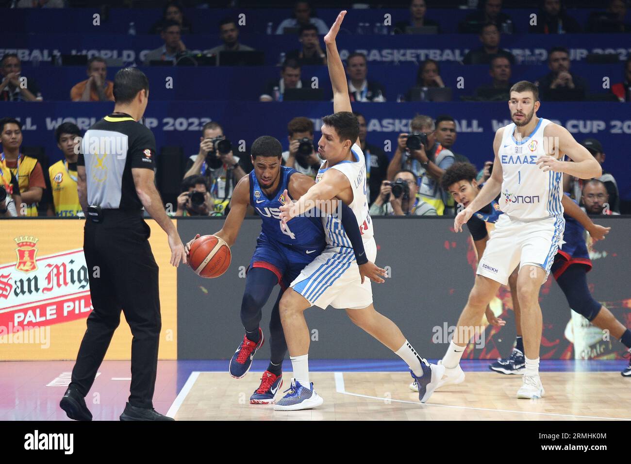 Pasay City, Philippinen. 28. August 2023. Tyrese Haliburton (4, blau) wird von Giannoulis Larentzakis (5, weiß) während des FIBA Basketball World Cup Gruppenspiels zwischen den USA (blau) und Griechenland (weiß) für die Besessenheit gefordert. USA gewannen 109-81. (Foto: Dennis Jerome Acosta/Pacific Press) Credit: Pacific Press Media Production Corp./Alamy Live News Stockfoto