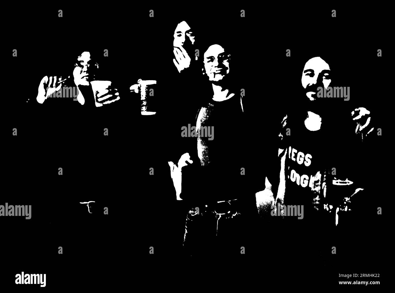 Kontrastreiches Foto von jungen Männern, Studenten, Hippies, die Bier trinken und Marihuana rauchen bei einem gesellschaftlichen Treffen in den 1970er Jahren Stockfoto