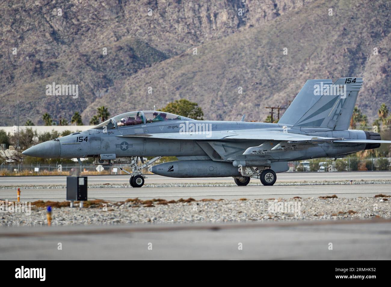 Palm Springs, Kalifornien, USA. Januar 2023. Strike Fighter Squadron VFA-154 die 'Black Knights' F/A-18F Super Hornets kommen am Flughafen in Palm Springs an. (Bild: © Ian L. Sitren/ZUMA Press Wire) NUR REDAKTIONELLE VERWENDUNG! Nicht für kommerzielle ZWECKE! Stockfoto