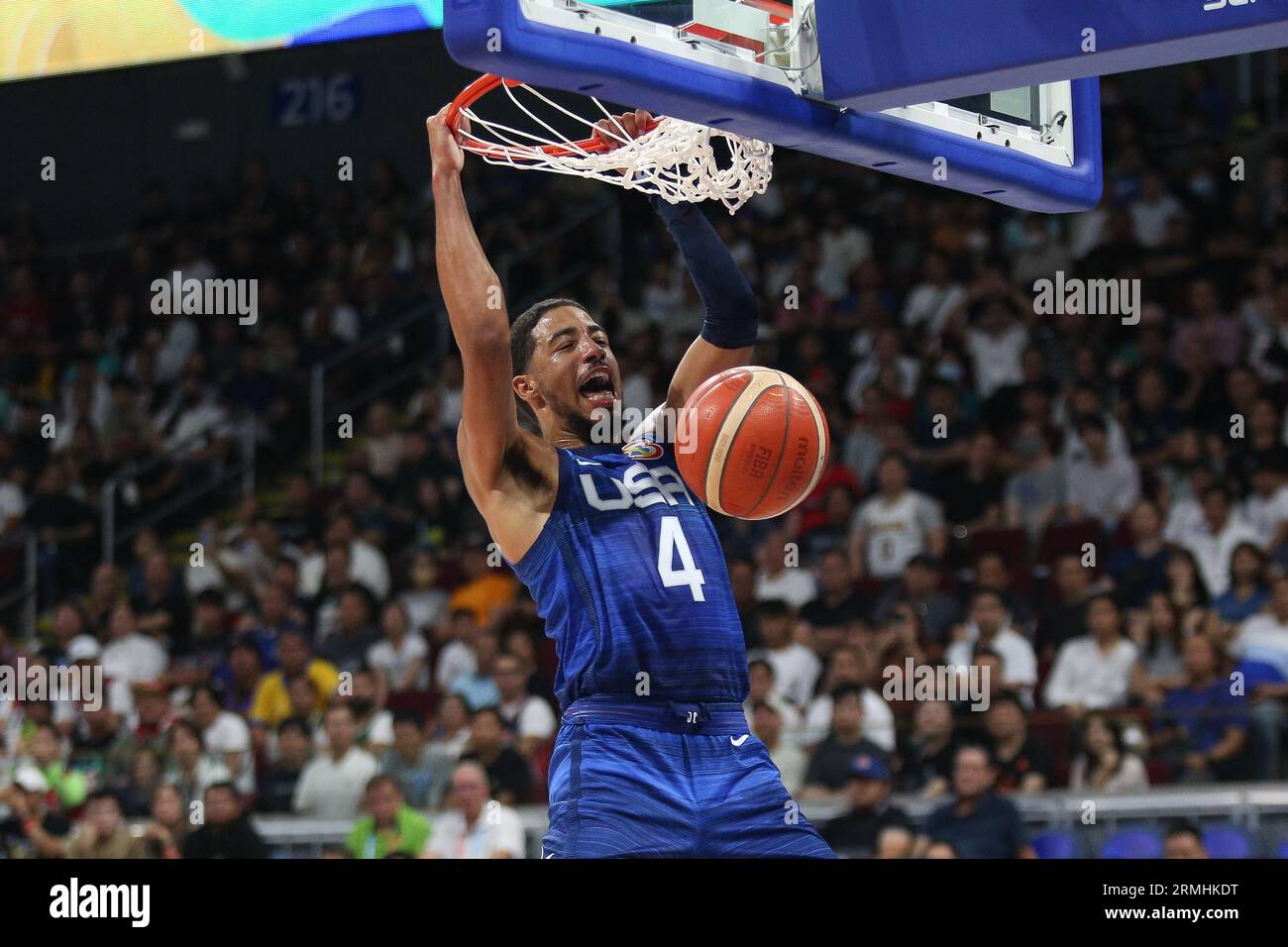 Pasay City, Metro Manila, Philippinen. 28. August 2023. Tyrese Haliburton (4, blau) absolviert einen Slam Dunk während des FIBA Basketball World Cup Gruppenspiels zwischen den USA (blau) und Griechenland (weiß). USA gewannen 109-81. (Bild: © Dennis Jerome Acosta/Pacific Press via ZUMA Press Wire) NUR REDAKTIONELLE VERWENDUNG! Nicht für kommerzielle ZWECKE! Stockfoto