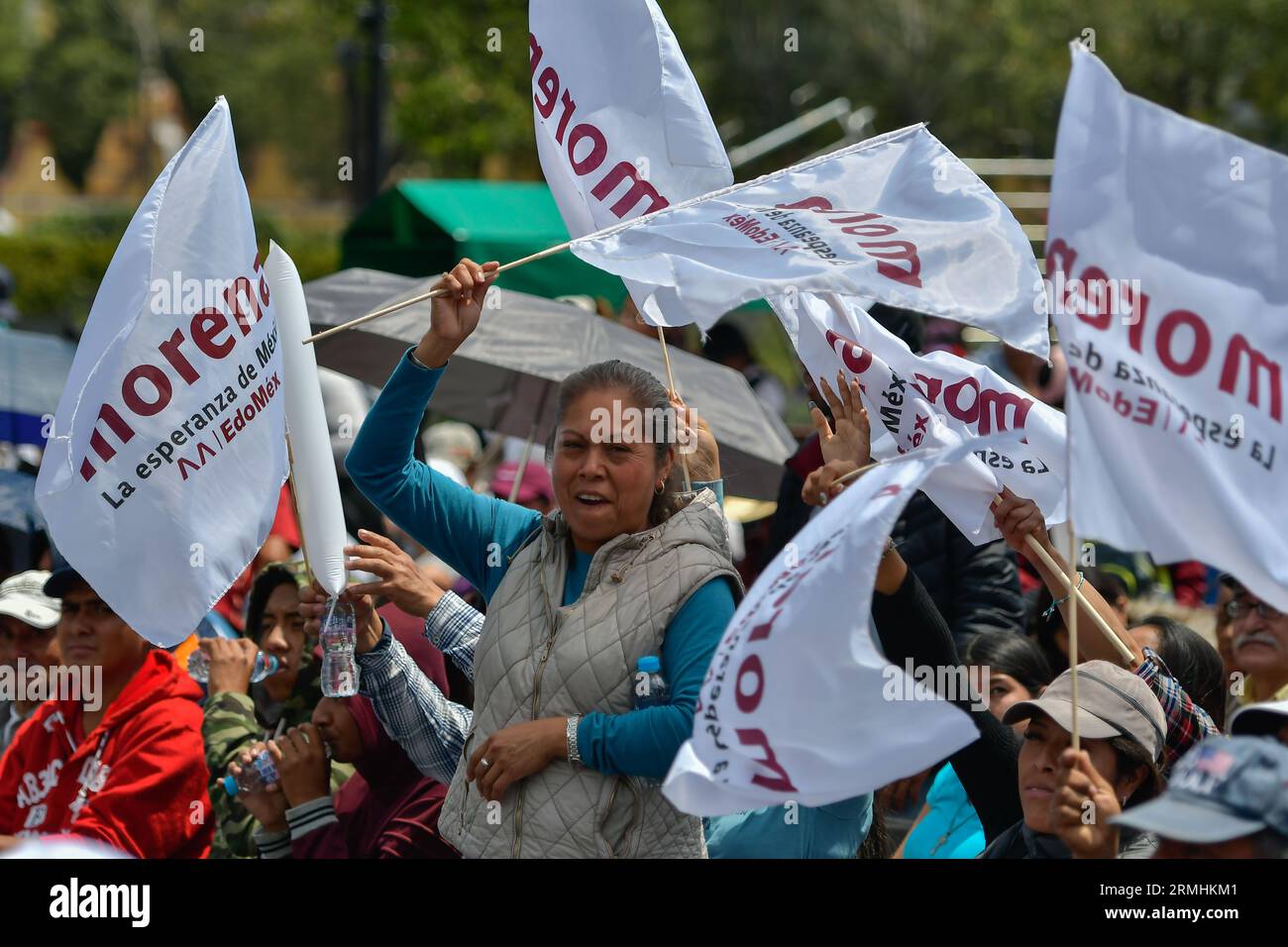 Toluca, Mexiko. 26. August 2023. 26. August 2023 Toluca, Mexiko: Menschen während der Kundgebung von Adan Augusto Lopez, dem anstrebenden Koordinator der Verteidigung der Vierten Transformation bei seiner nationalen Tour informativer Versammlungen, wo er sich mit Unterstützern der politischen Partei Morena des Staates Mexiko traf. Am 26. August 2023 in Toluca, Mexiko. (Foto: Arturo Hernández/Eyepix Group) Credit: Eyepix Group/Alamy Live News Stockfoto