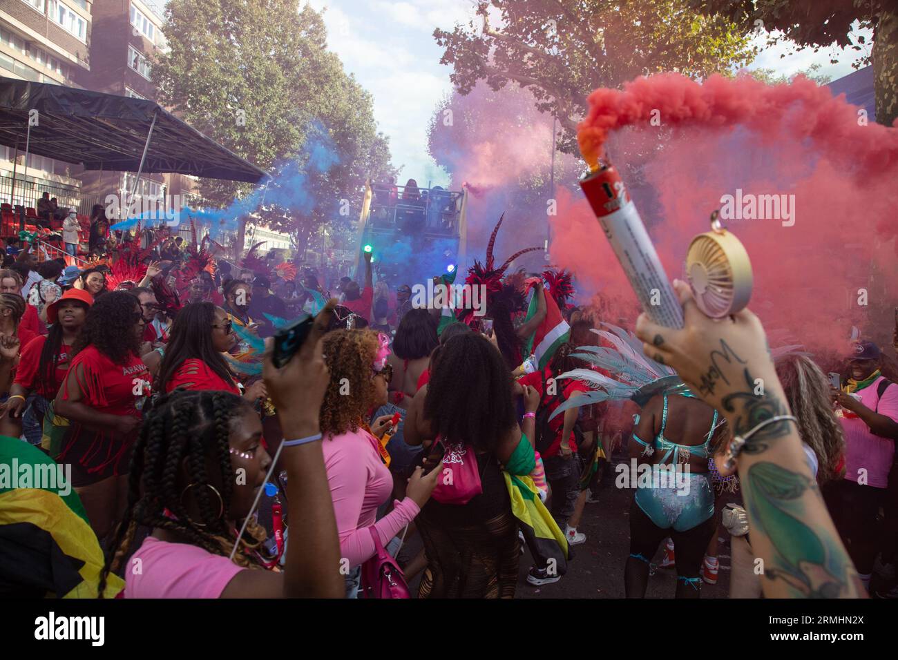 London, Großbritannien. 28. August 2023. Millionen von Menschen sind nach West-London gekommen, um den Notting Hill Carnival zu feiern, Europas größtes Straßenfest, das die karibische Kultur feiert. Quelle: Kiki Streitberger / Alamy Live News Stockfoto