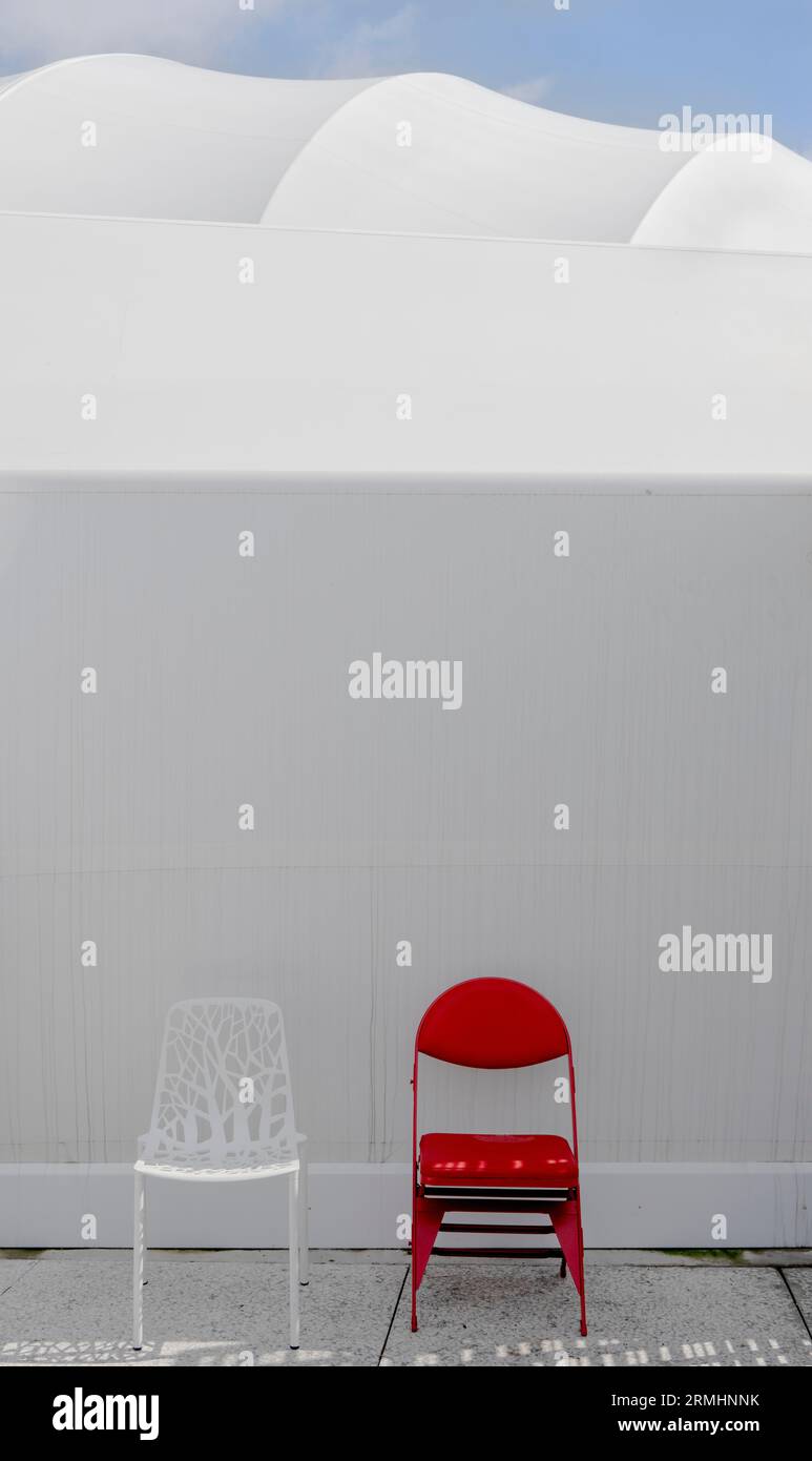 Roter Stuhl und weißer Stuhl von White Wall Stockfoto