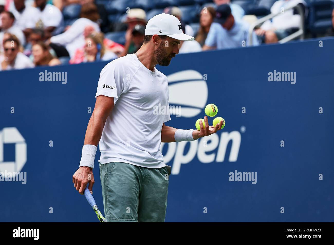 New York, New York, USA. 28. August 2023. Steve Johnson (USA) bei den US Open - Tennis Championships 2023 in Aktion (Bild: © Mathias Schulz/ZUMA Press Wire) NUR REDAKTIONELLE VERWENDUNG! Nicht für kommerzielle ZWECKE! Stockfoto